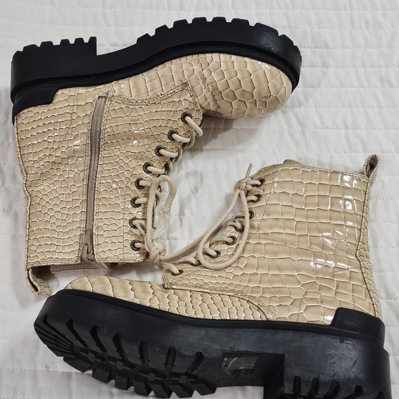 Urban Outfitters Brody Croc Embossed Combat Boots Size 9 - Picture 7 of 12
